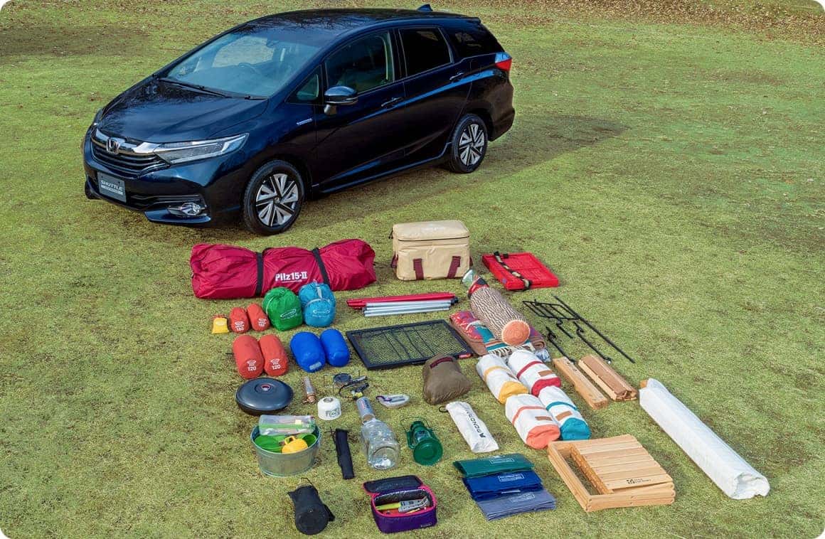 車の荷台に積み込んだキャンプ道具一式の写真