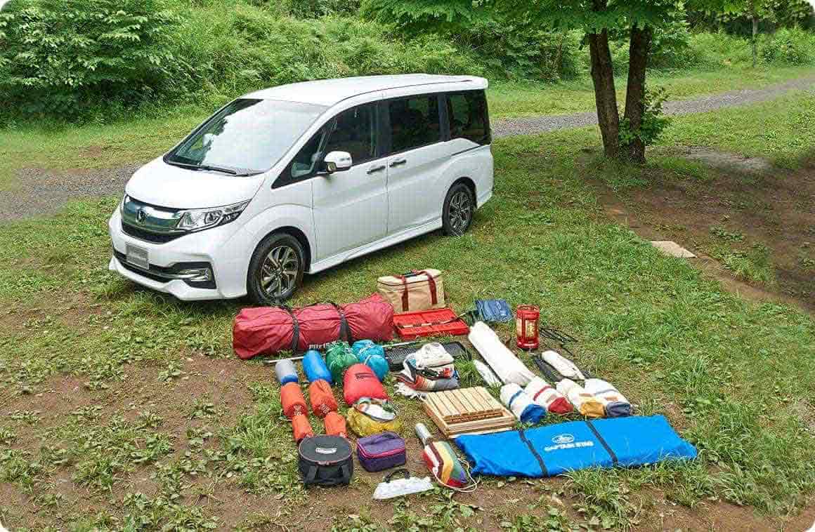 車の荷台に積み込んだキャンプ道具一式の写真