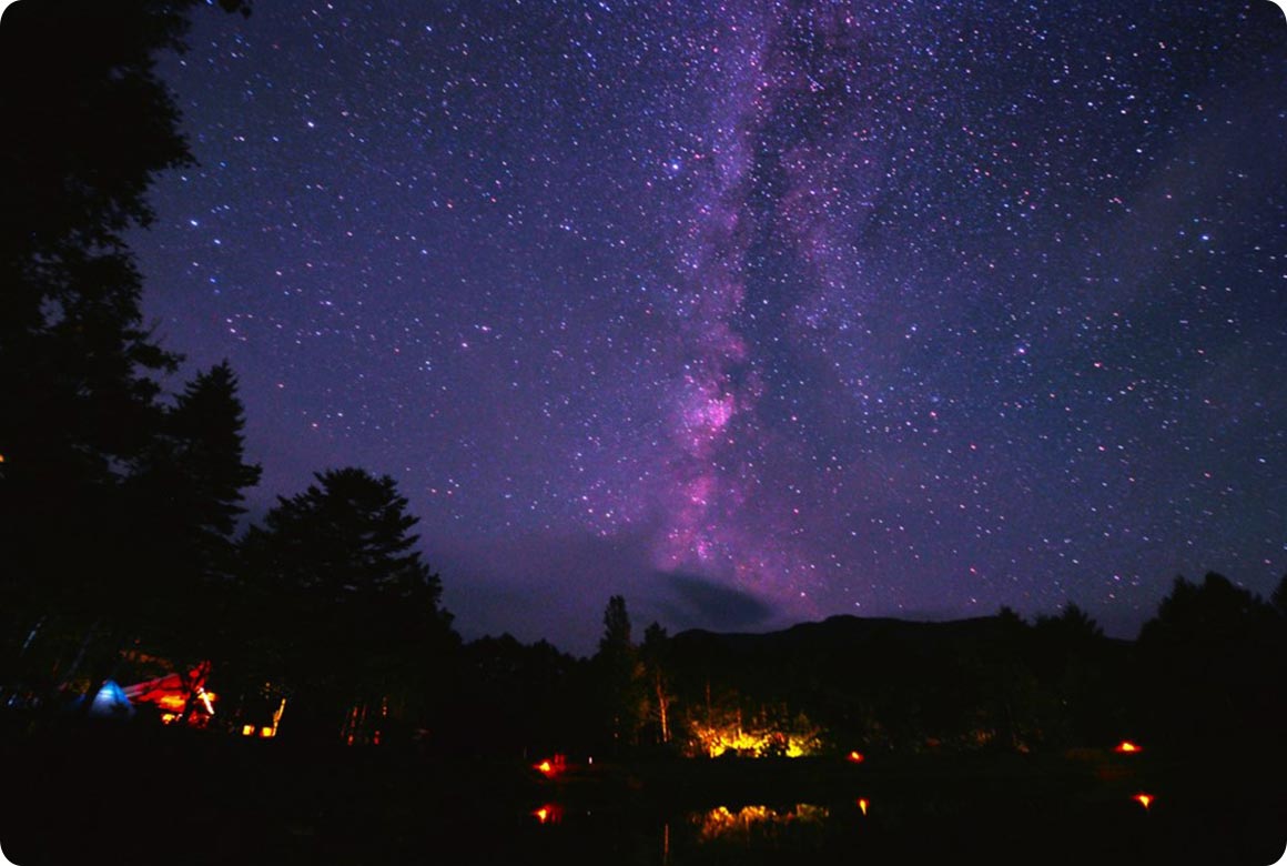 天気のいい夜空には天の川がくっきりと現れます