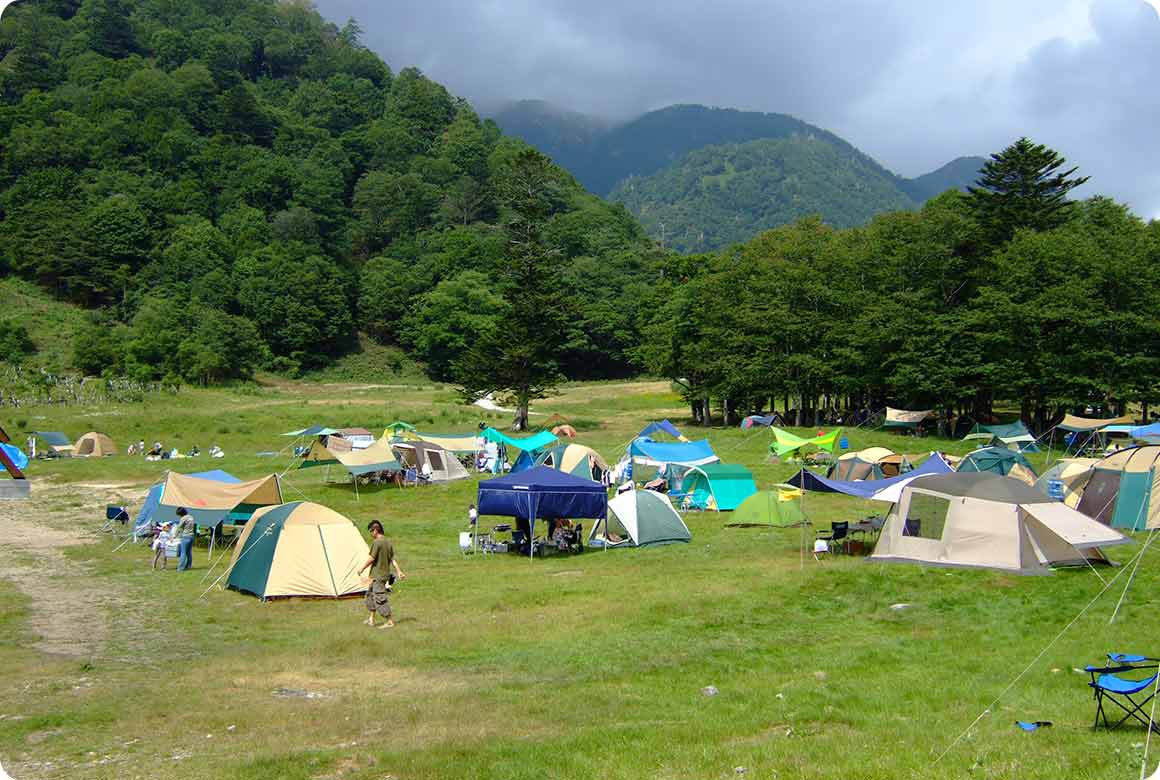 青々としげった草原でのキャンプは心地良い