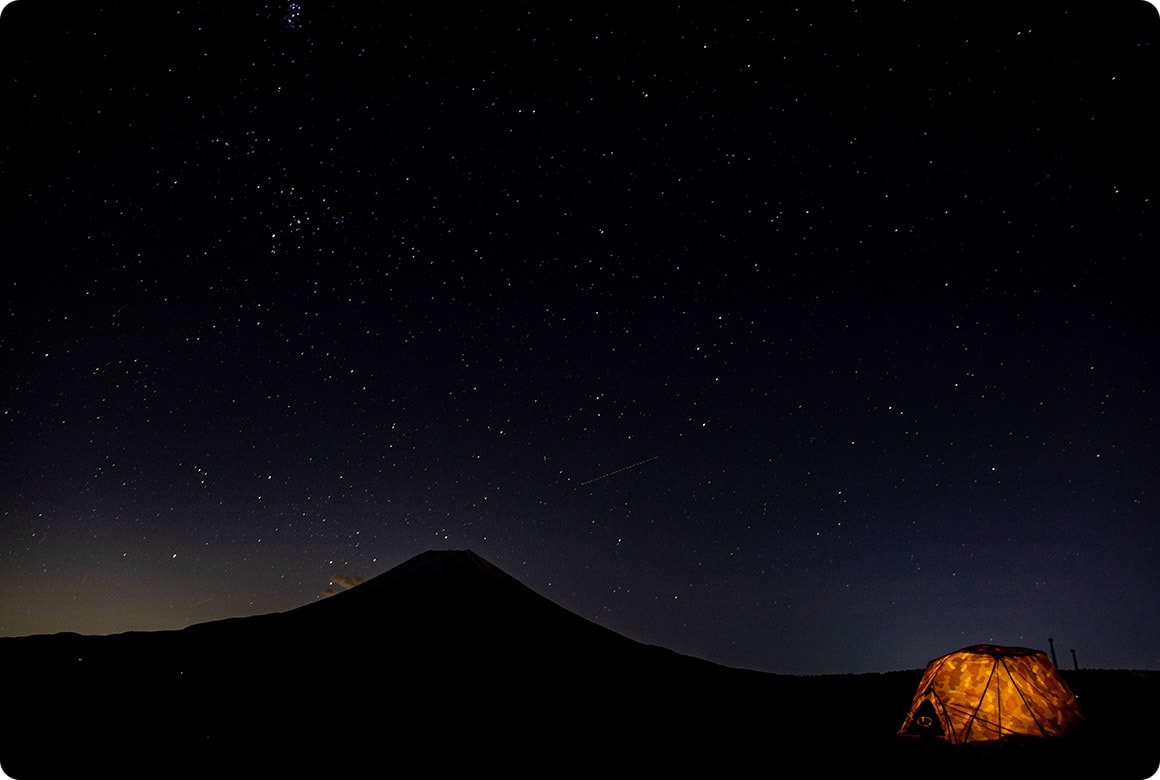 遮るものの無い空には無数の星と富士山の影が映り込む