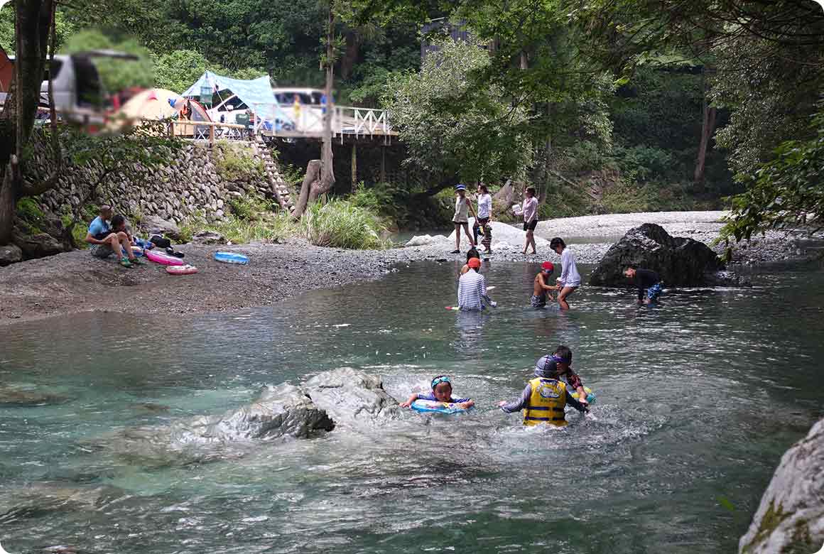 川側オートキャンプサイトの目の前を流れる上角谷川で水遊び