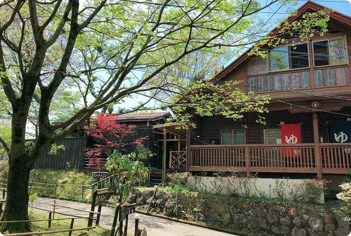 露天風呂の松の湯。循環加温なしの掛け流し温泉