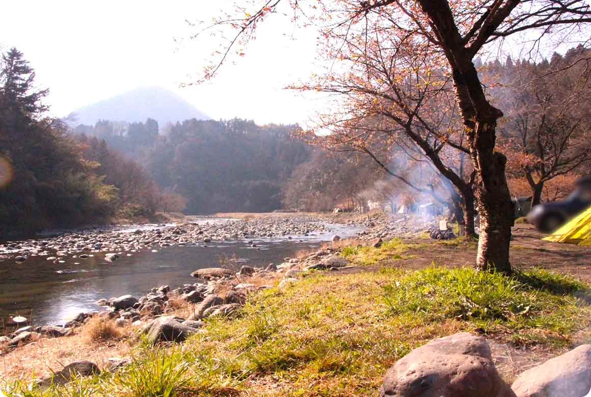キャンプサイトの横を道志川が流れる絶好のロケーション