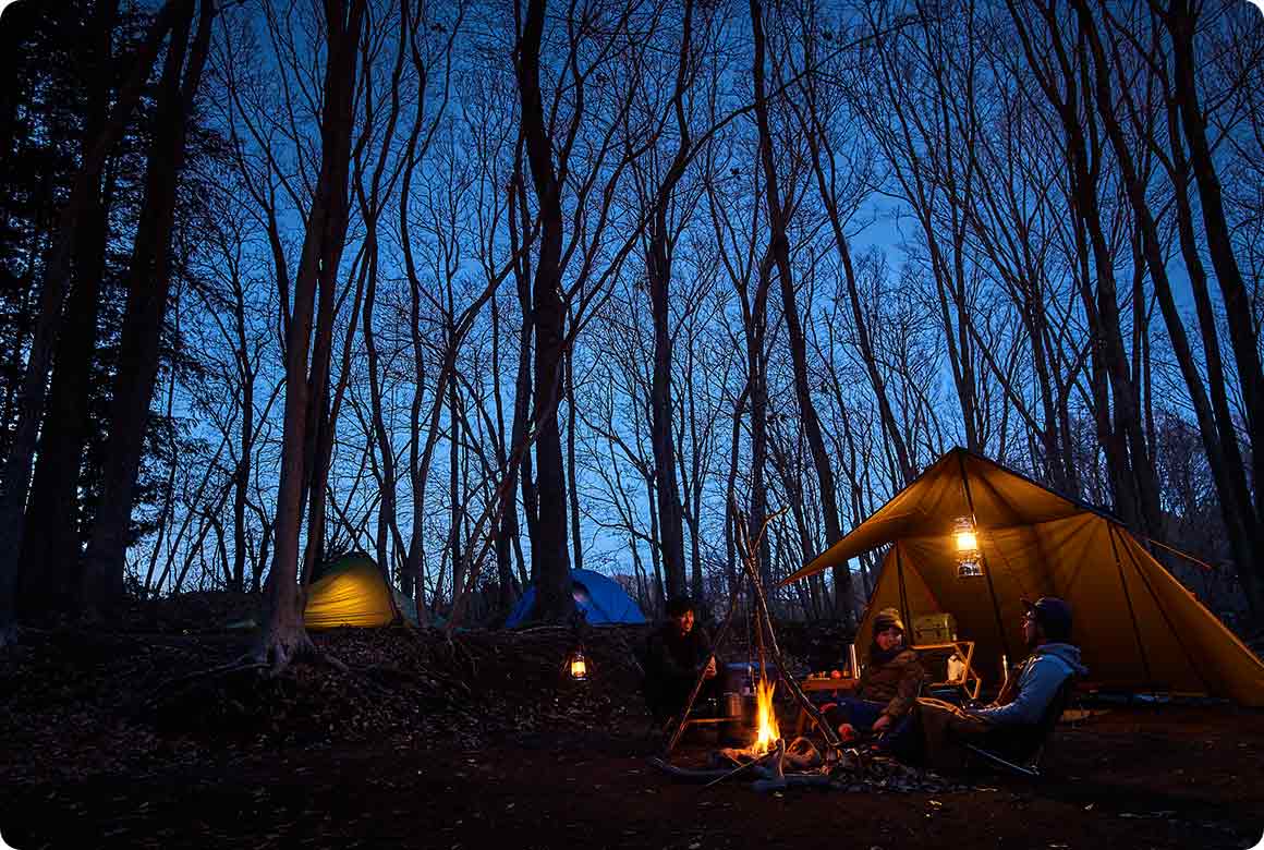 林間サイトの夜は、木々の隙間から覗く空が美しく、穏やかな時間を過ごせる