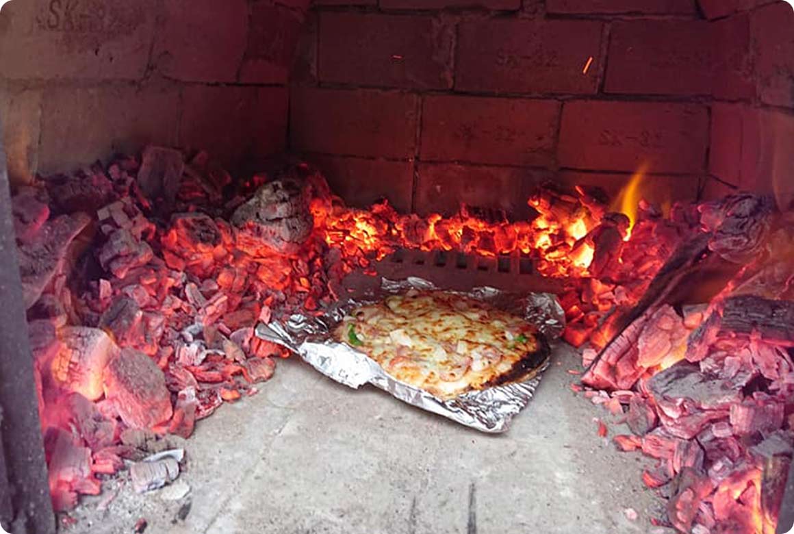毎年恒例のピザ焼き体験。生地をこねるところから始まり、石窯で焼き上げる