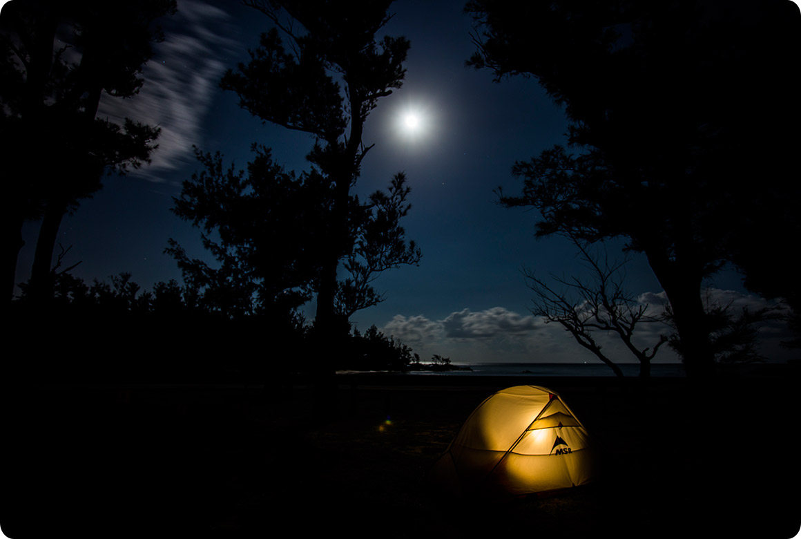 月夜に照らされたキャンプサイト。さざなみの音を聞きながら、月を眺める贅沢な時間を堪能