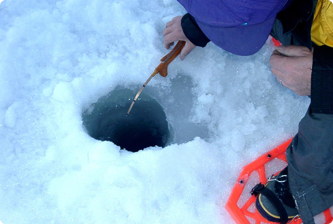 結氷した檜原湖に穴をあけてワカサギ釣りを楽しむことも。※ただし、湖の結氷の状態による