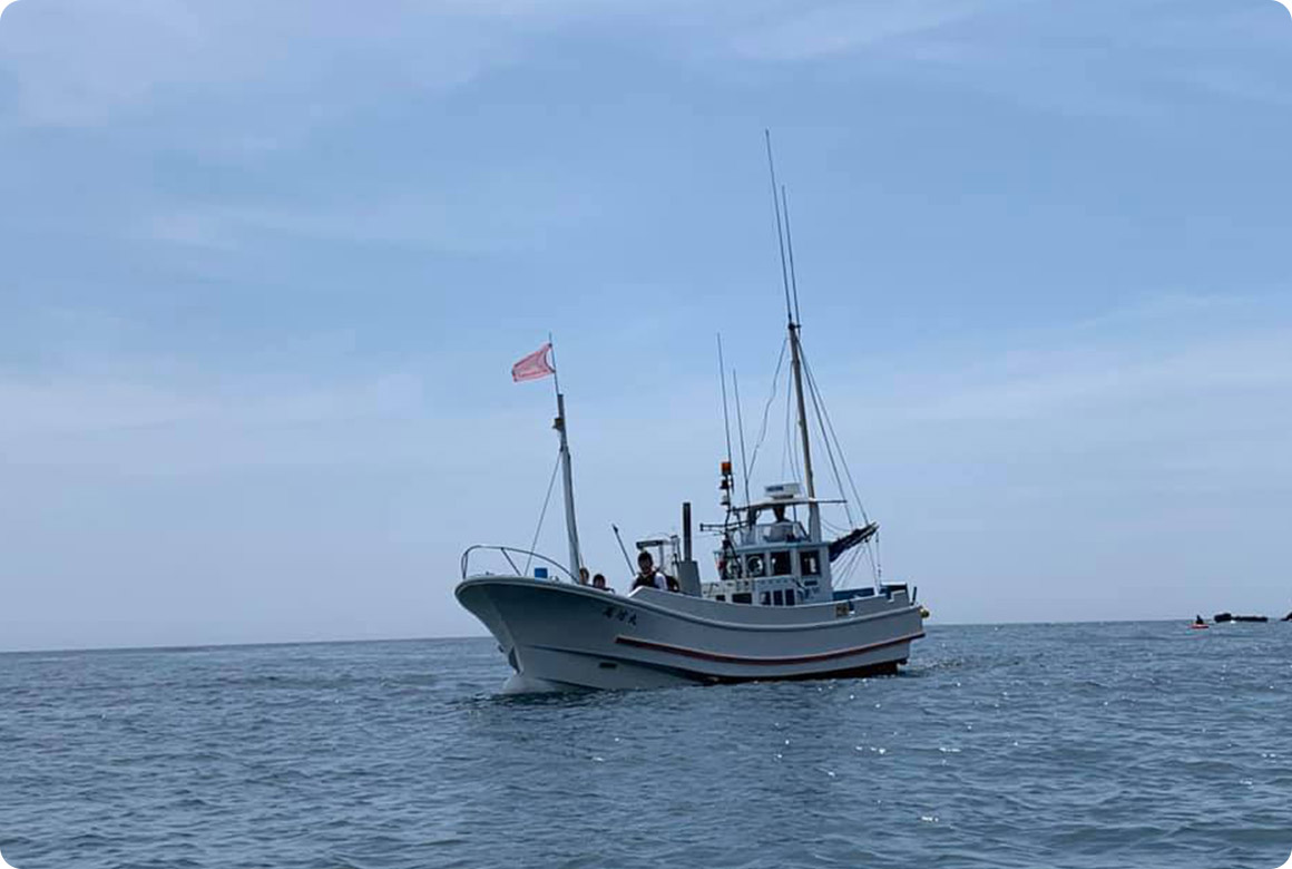 オーナーの漁船で沖合へ行けることも。宿泊者には同一地域内の漁船情報の提供も行っている