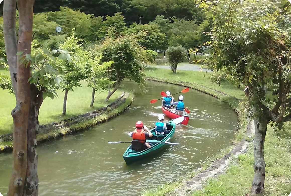 場内に安全な水路が用意されており、初めてカヌーを体験するにはうってつけ！