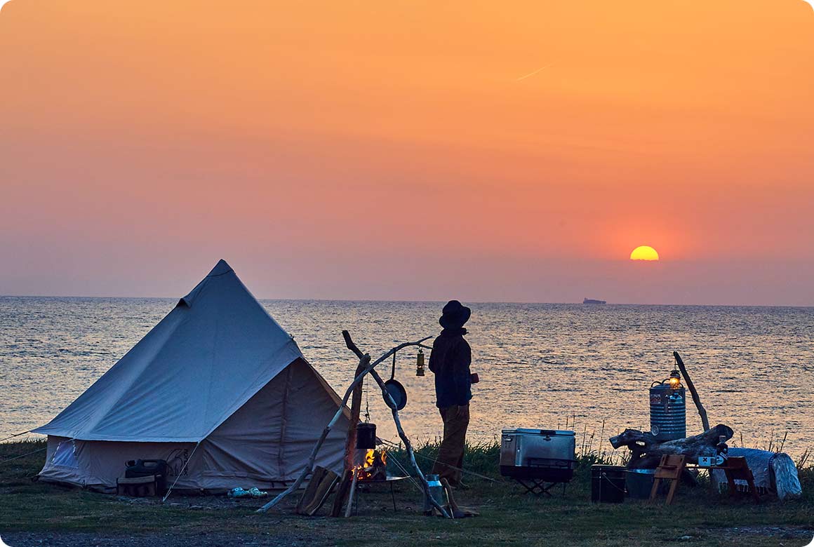 水平線に沈む夕日を眺めながらのキャンプは最高にドラマチック
