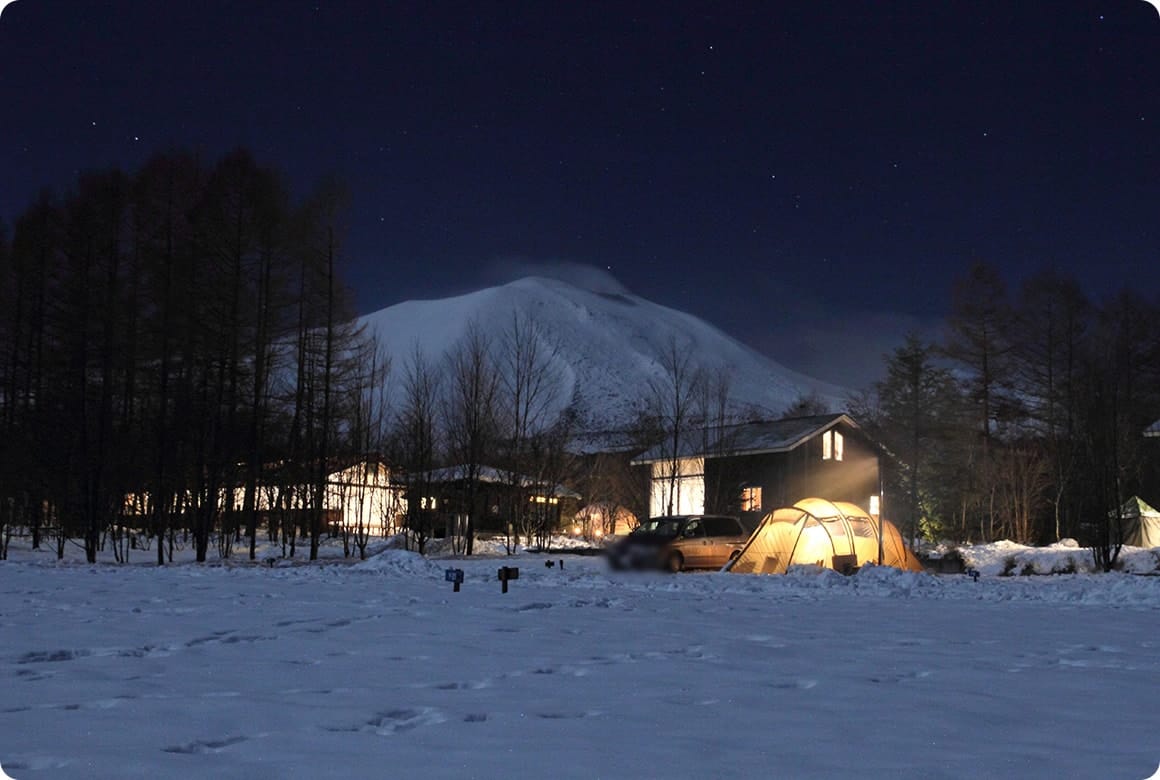 シンボルでもある、雄大な浅間山。夜になるとマイナス10度を下回ることも珍しくない世界。雪中キャンプだから出会える自然の美しさ