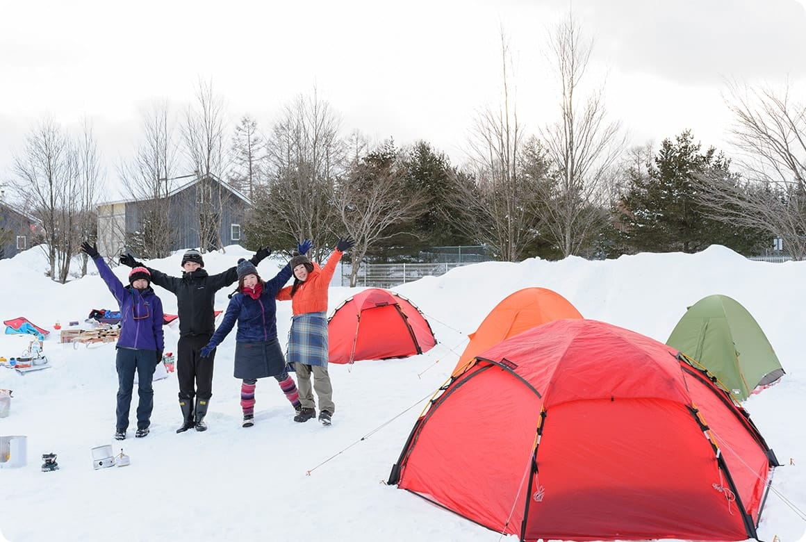 テントサイトの様子。多くの人が雪中キャンプに訪れるキャンプ場です