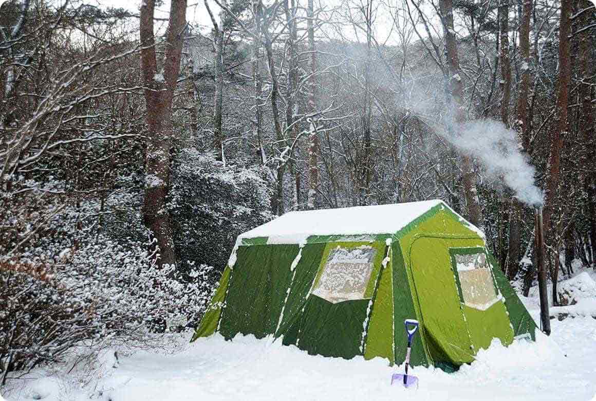 一晩でテントの裾が隠れてしまうほど雪が降ることも。積雪時はスコップ必須