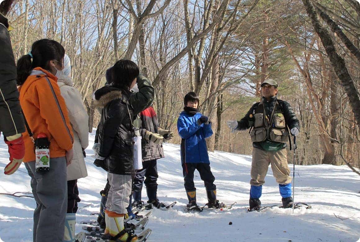 スノーシューツアーの様子。この地に詳しいガイドの方と一緒に雪山を探索することで、深く自然について知ることができます