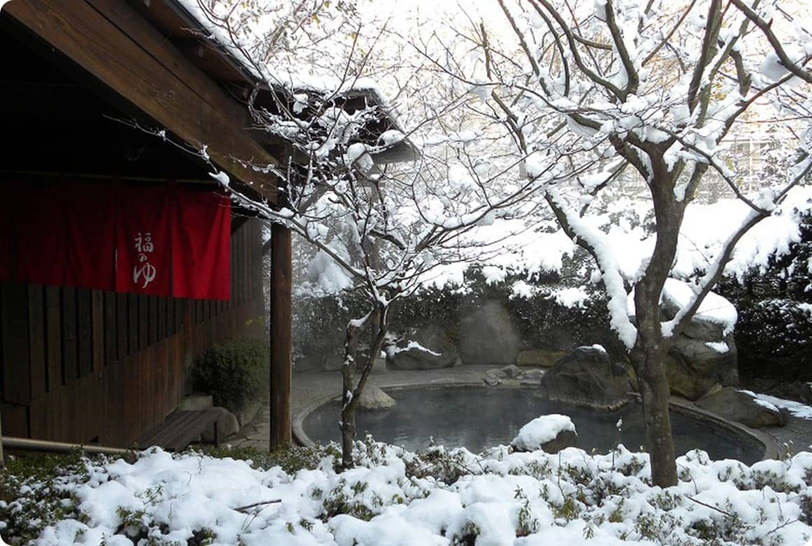 氷点下の中、降りしきる雪を見ながら露天風呂に入れるキャンプ場は全国でも希少