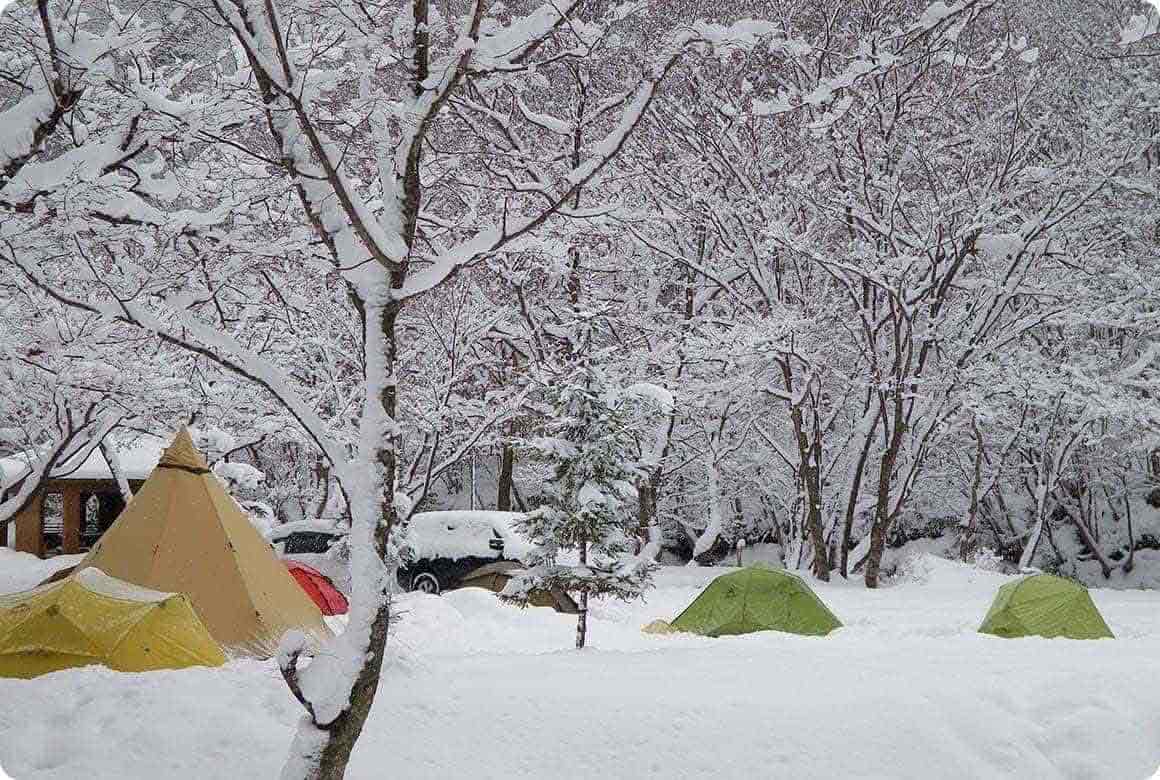 テントの裾部分が隠れてしまうほどの積雪。これぞ雪中キャンプという体験ができます