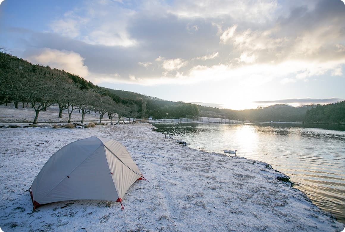 湖畔沿いに設営できるロケーション。朝日と雪景色がとても美しい