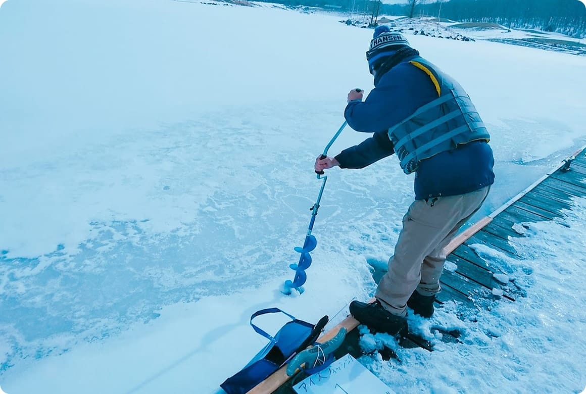氷が張った池では、アイスドリルで穴をあけてニジマスを釣る、冬ならではのアクティビティ体験も。※氷が溶けたら終了