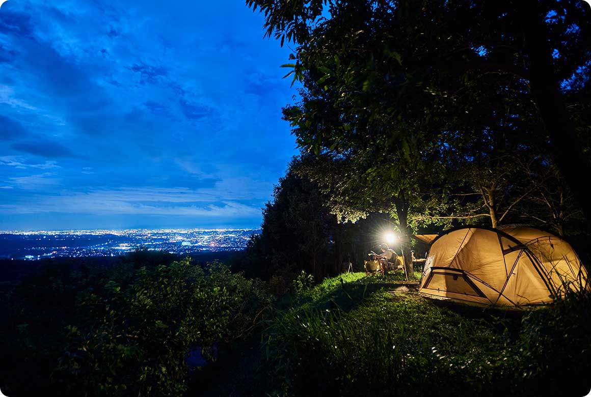 4WDサイトにて。煌びやかな夜景を望みながらのキャンプ