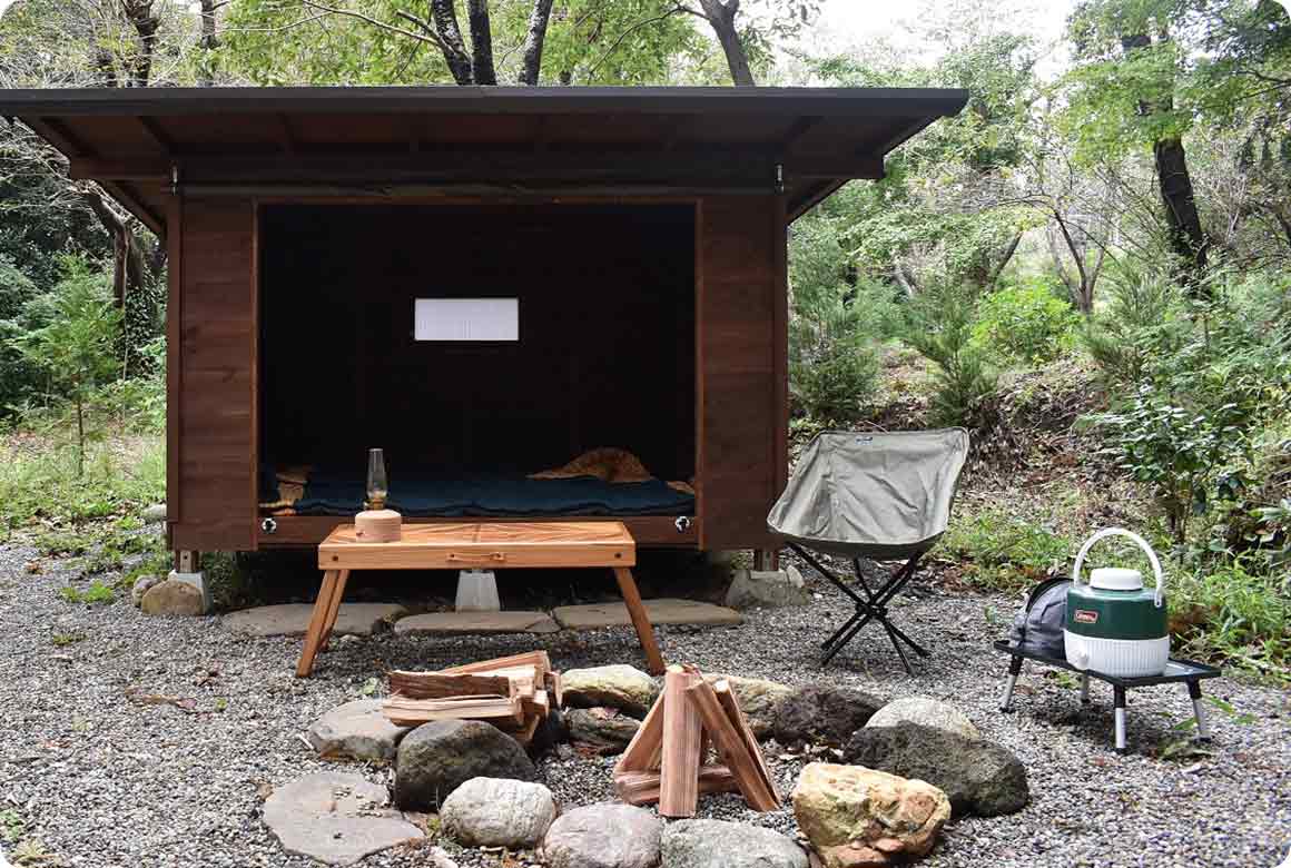 常設されたシェッド（小屋）は荷物置きや雨天時に寝床としても使えます。指定の場所で直火可