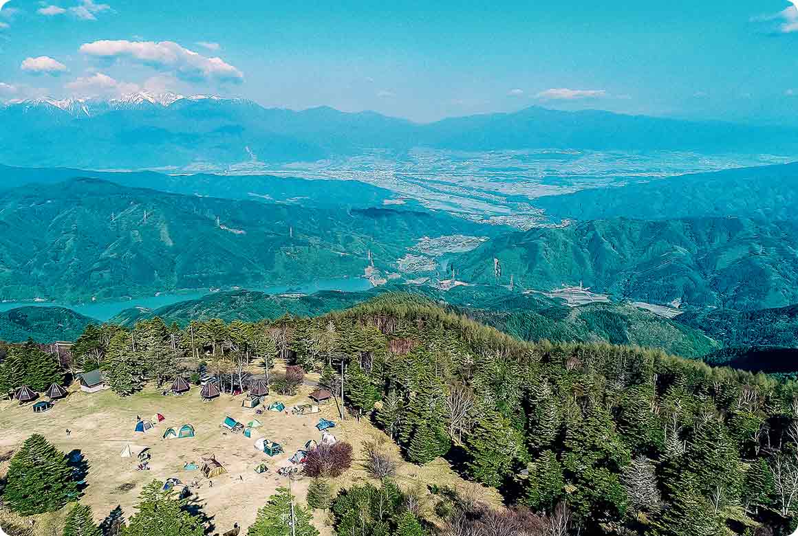 頂上の展望台から望む伊那谷と中央アルプスの景色は圧巻