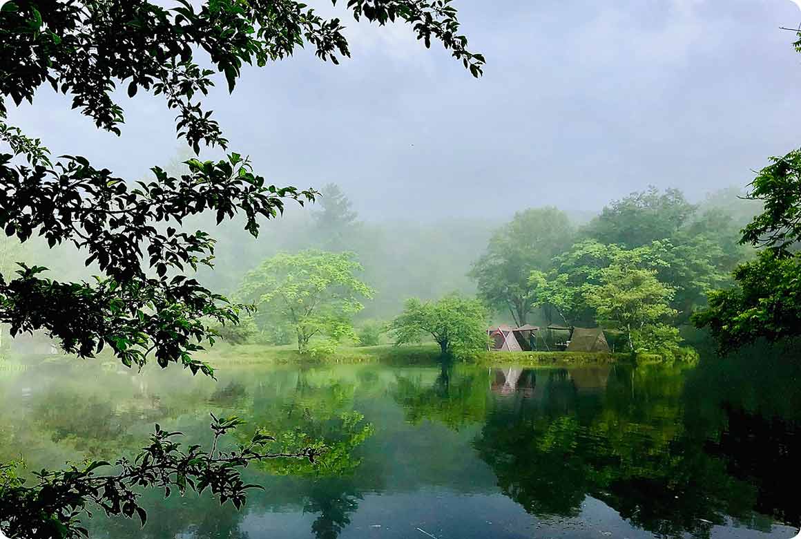 梅雨時期の幻想的な駒出池