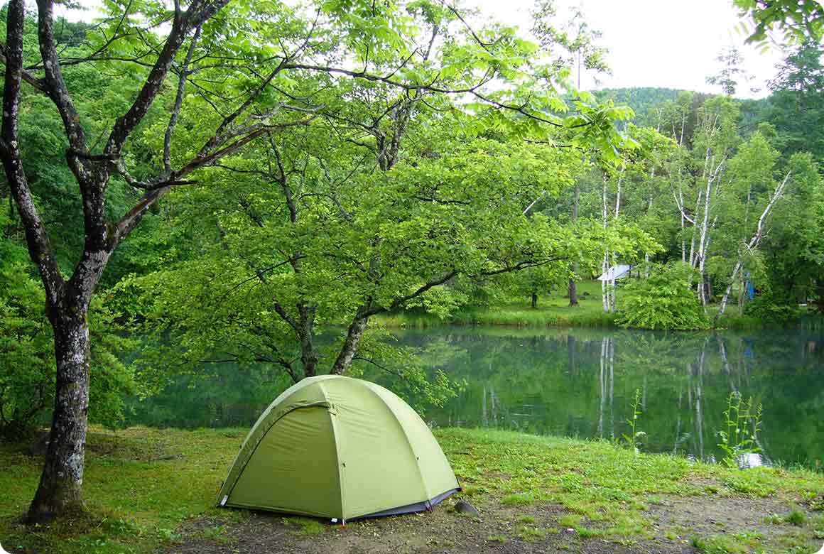 静寂に包まれた湖畔にソロテントを張る