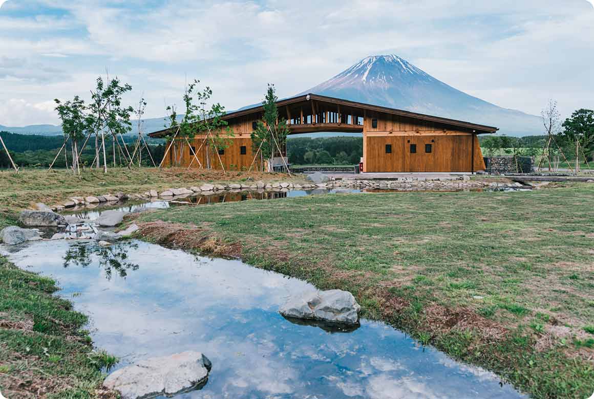 2019年に完成した草原中央トイレは、ふもとっぱら産の木材で造られています
