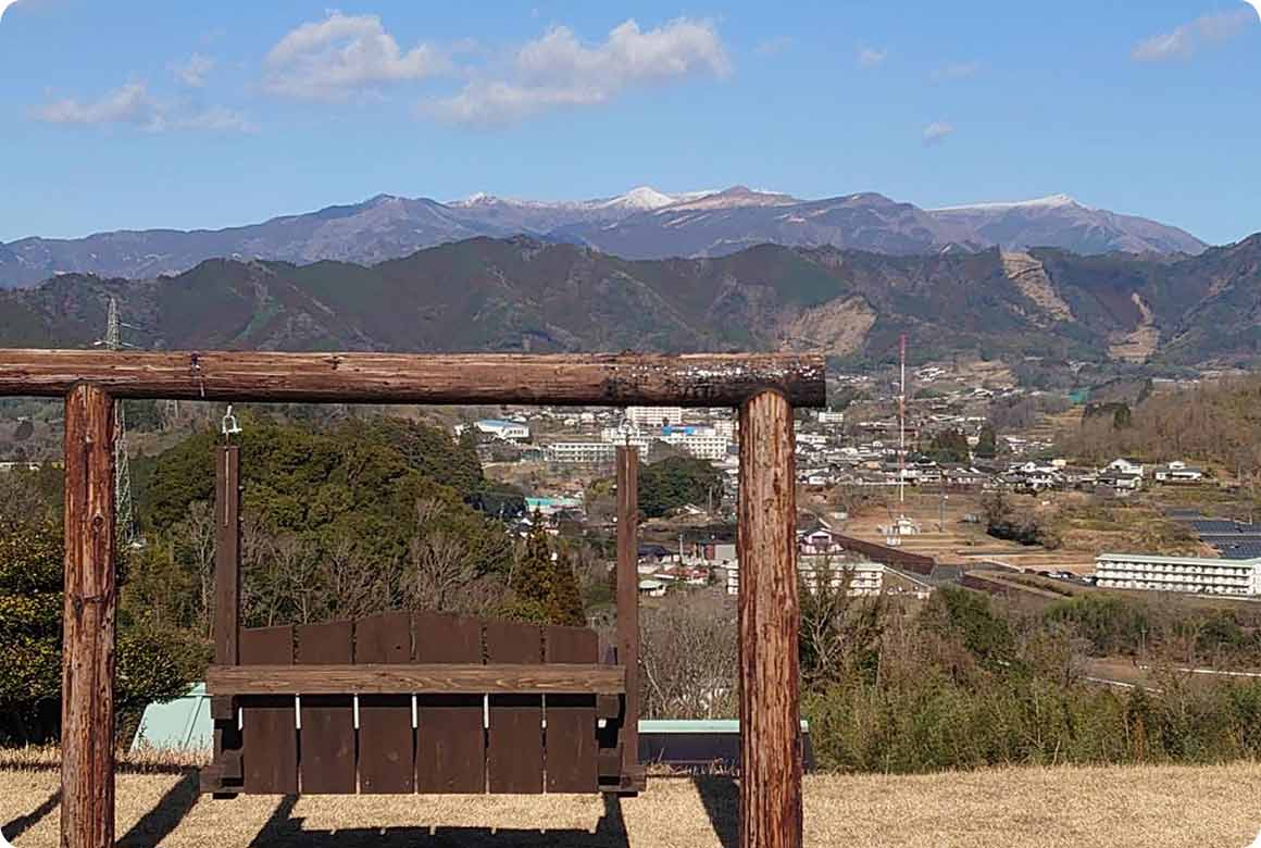 ベンチ越しに望む高千穂の街と九州山脈