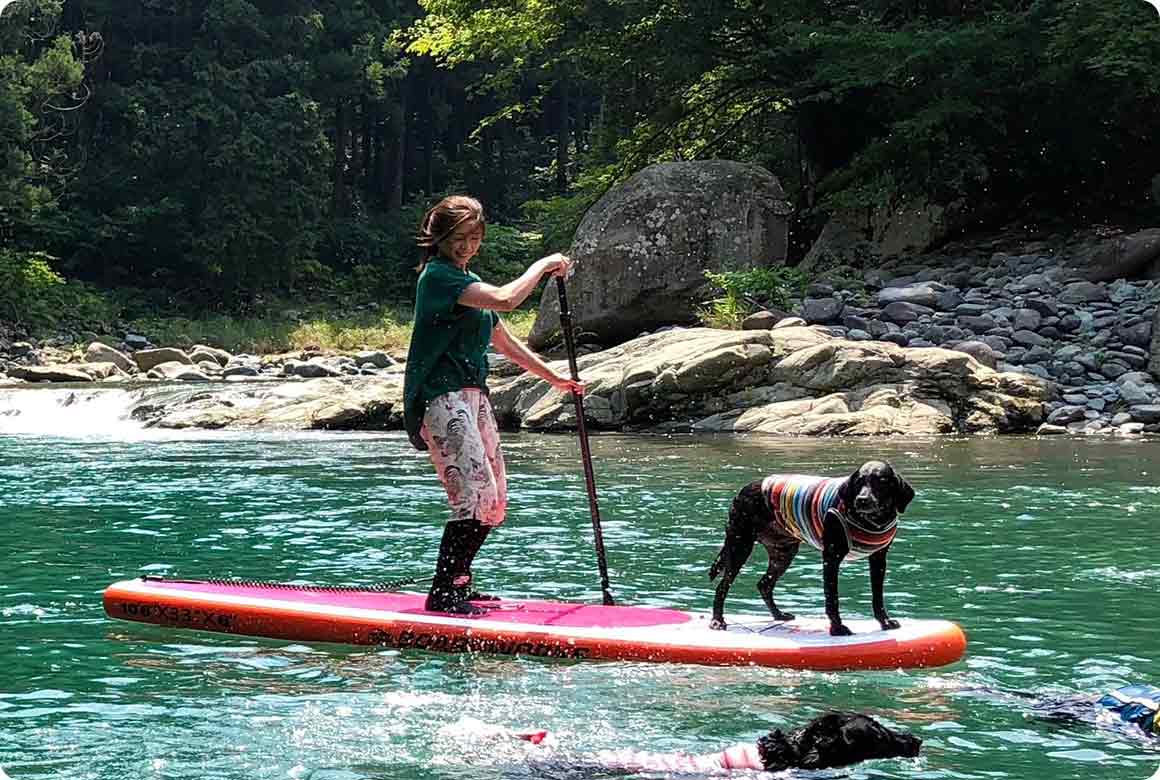 持参したSUPで犬と一緒に水遊びも楽しめる