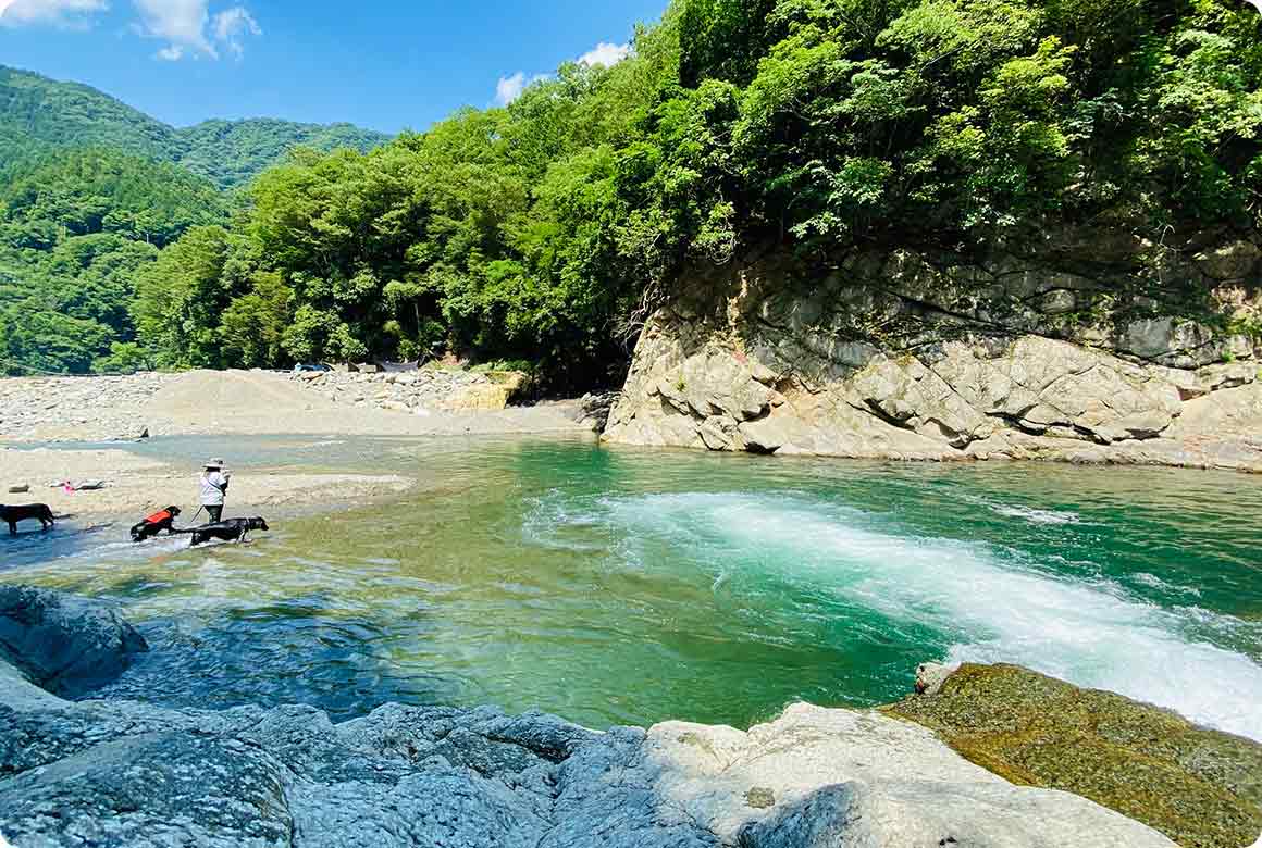 青空の日は、川の色がエメラルドグリーンに変化する