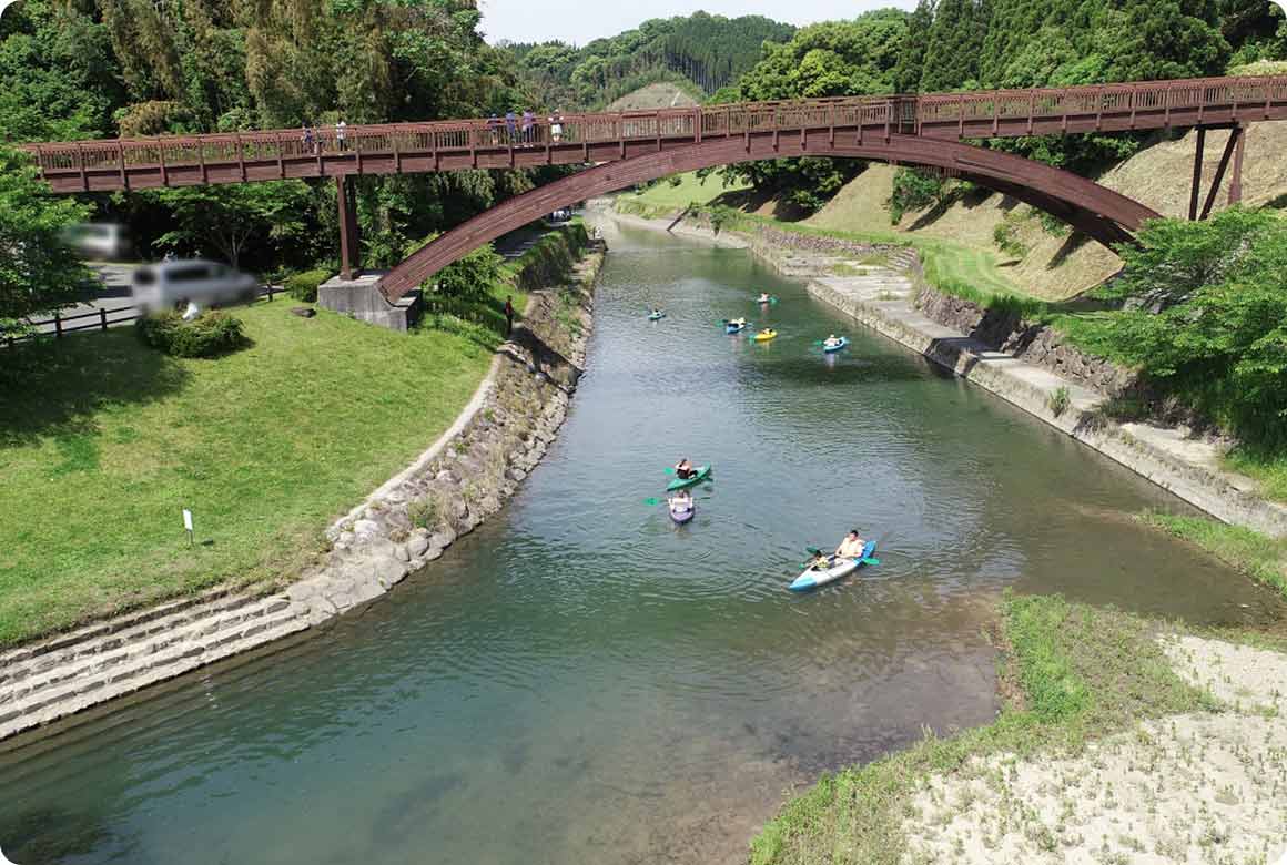 流れが穏やかな江田川で、安全にカヌーを楽しめる