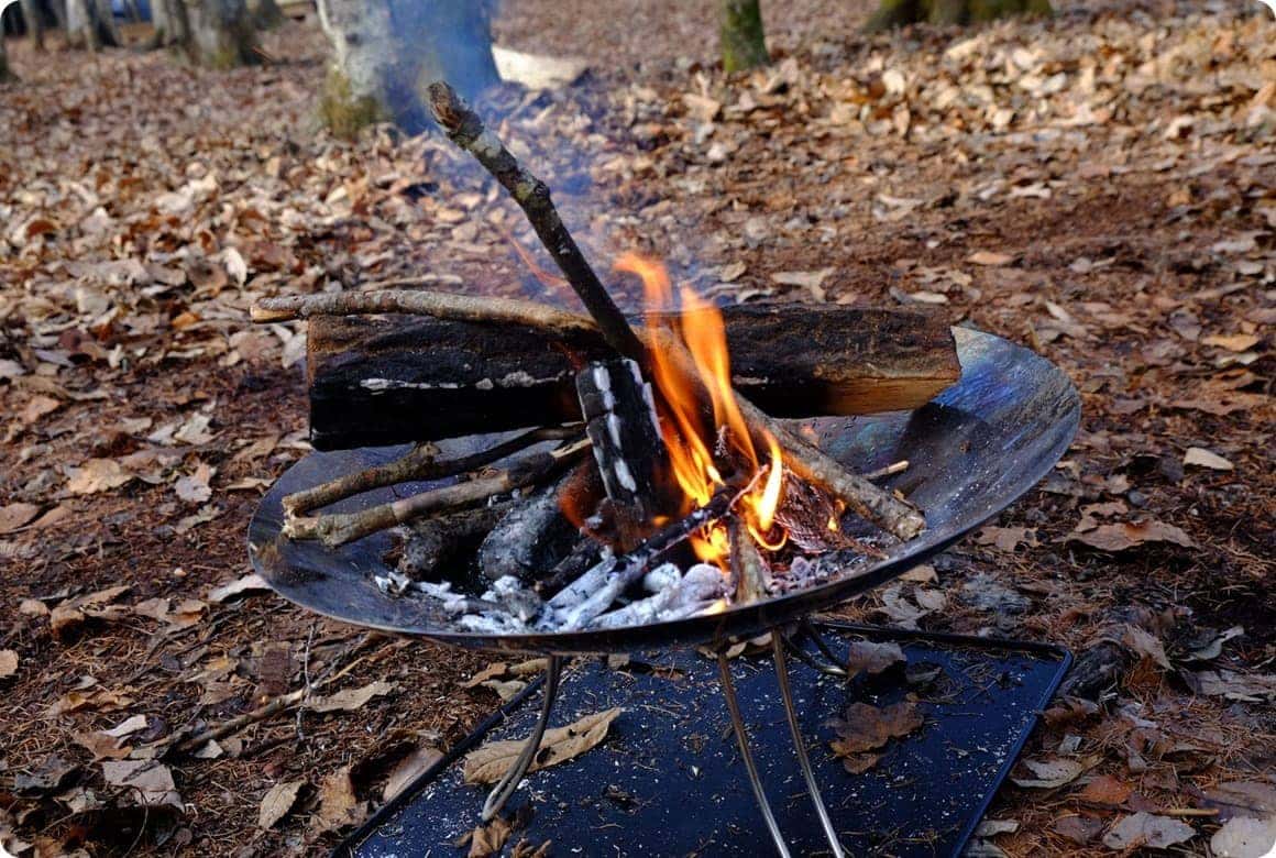 薪の組み方を知って焚き火を操ろう キャンプを楽しむヒント集 Hondaキャンプ Honda