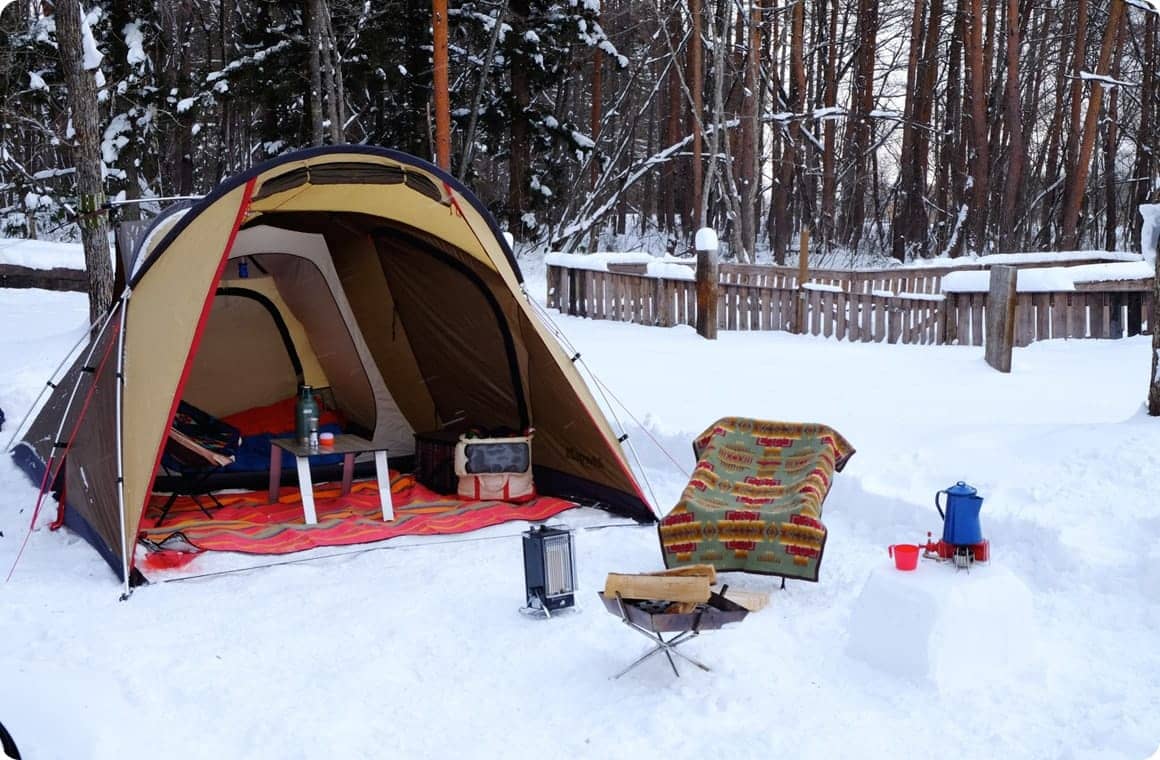 雪中キャンプを楽しもう ふかふかの雪の上でテントを張るには キャンプを楽しむヒント集 Hondaキャンプ Honda