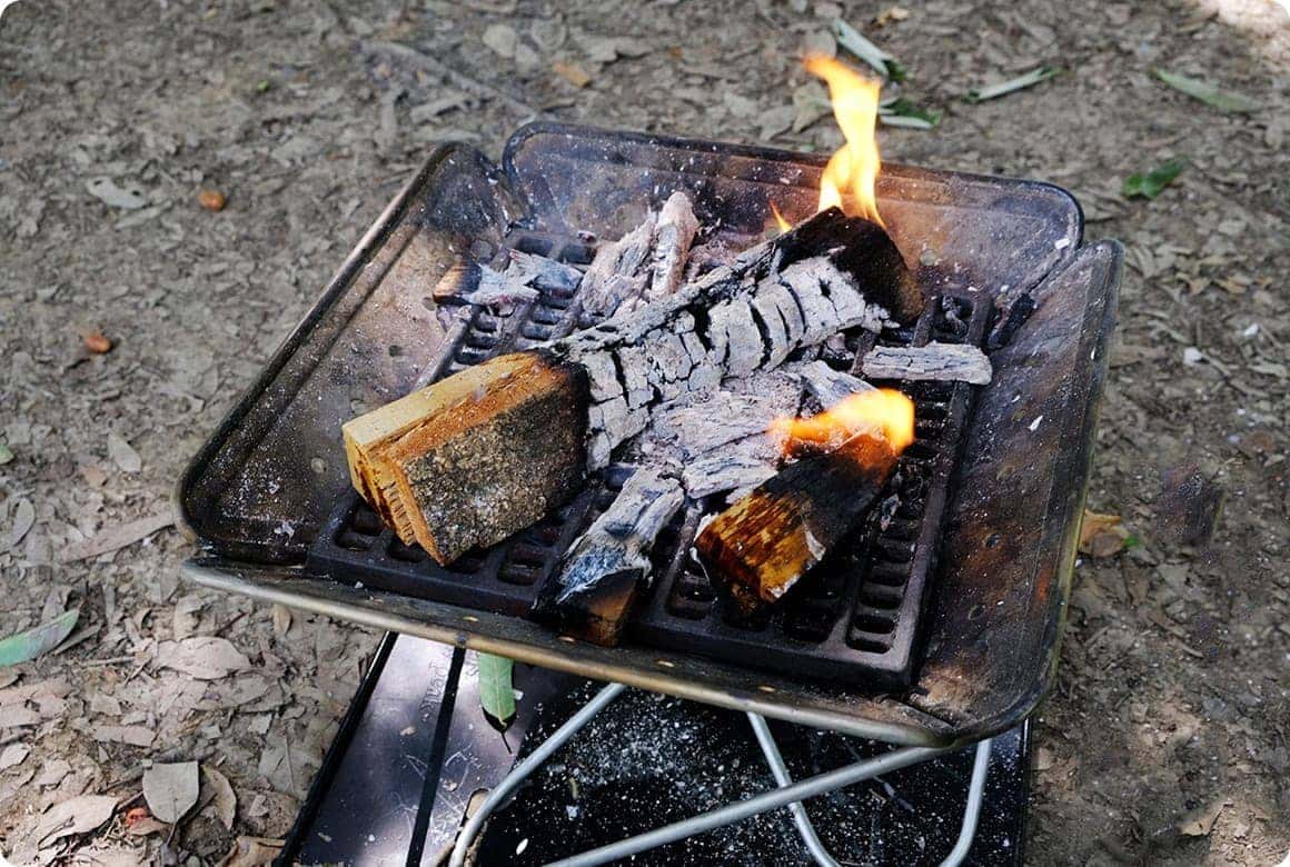 炊き火台にも自然にもやさしく 焚き火の上手な片付け方 キャンプを楽しむヒント集 Hondaキャンプ Honda