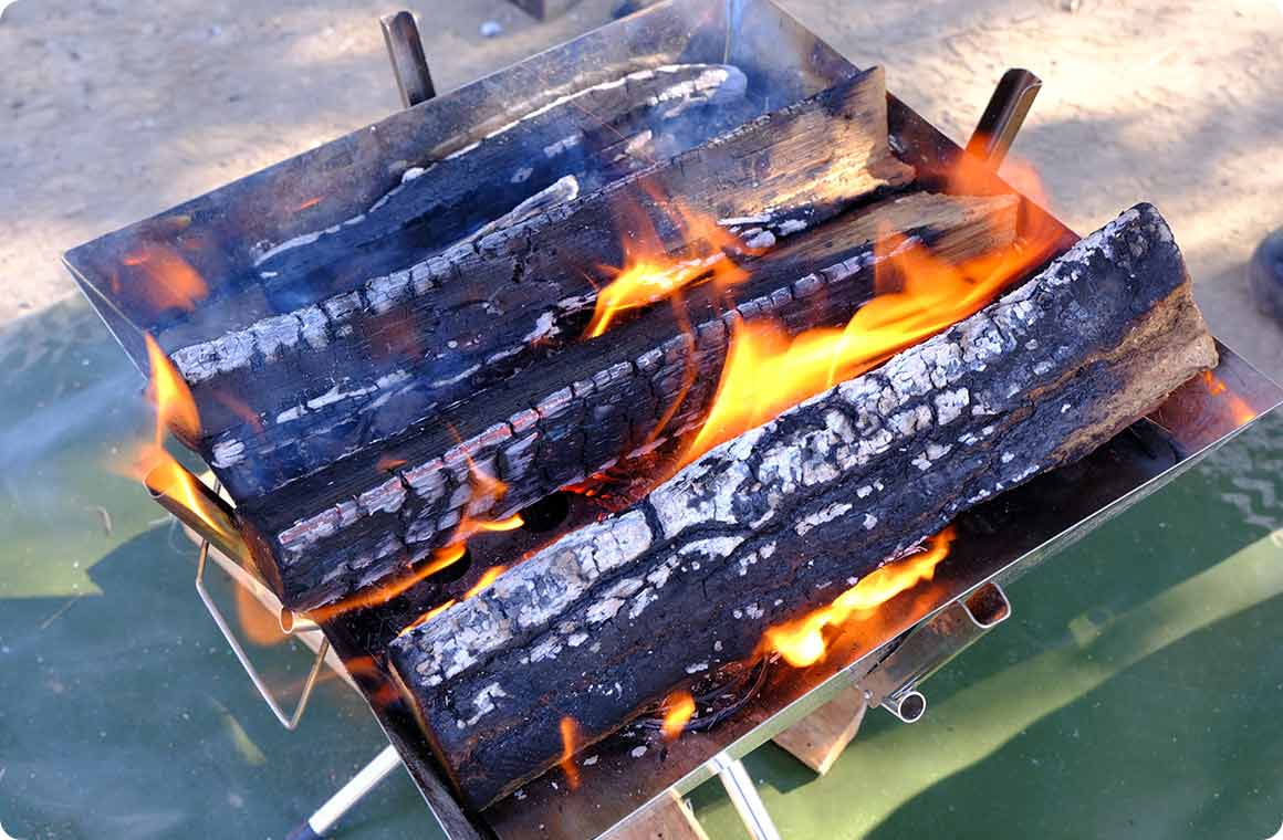 薪の消費ペースを抑えるには 薪を長く燃焼させる焚き火術 キャンプを楽しむヒント集 Hondaキャンプ Honda