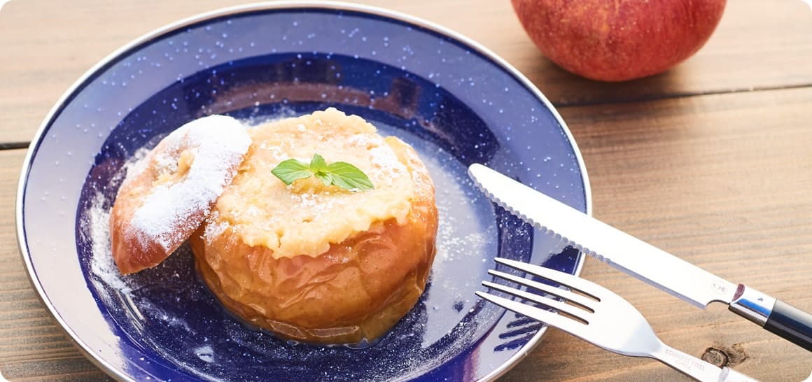 簡単キャンプデザート まるごとりんごのシナモンケーキ のレシピ キャンプ料理レシピ Hondaキャンプ Honda