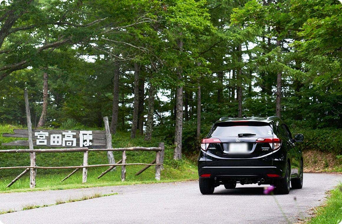 車で移動している写真