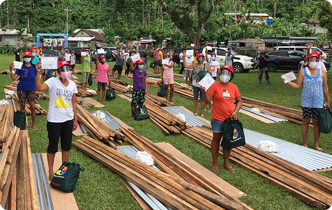 フィリピン：台風被災者に住宅再建用資材を寄贈