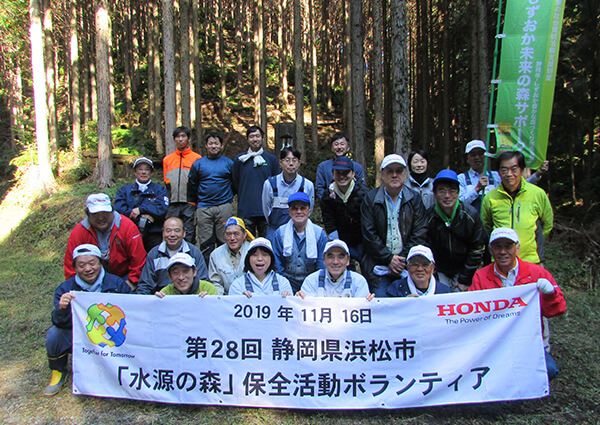 地域の林業関係者とともに森林保全活動