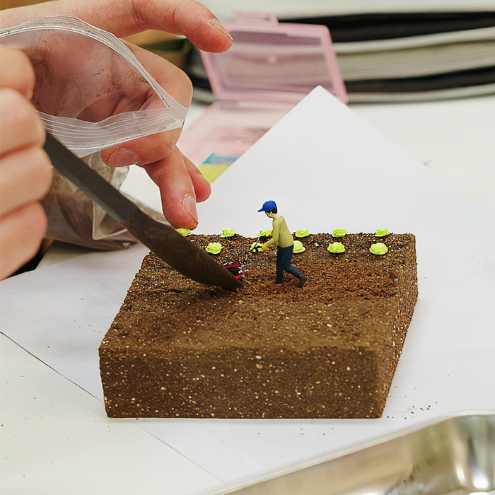 デフォルメに、リアリティを宿す技術。