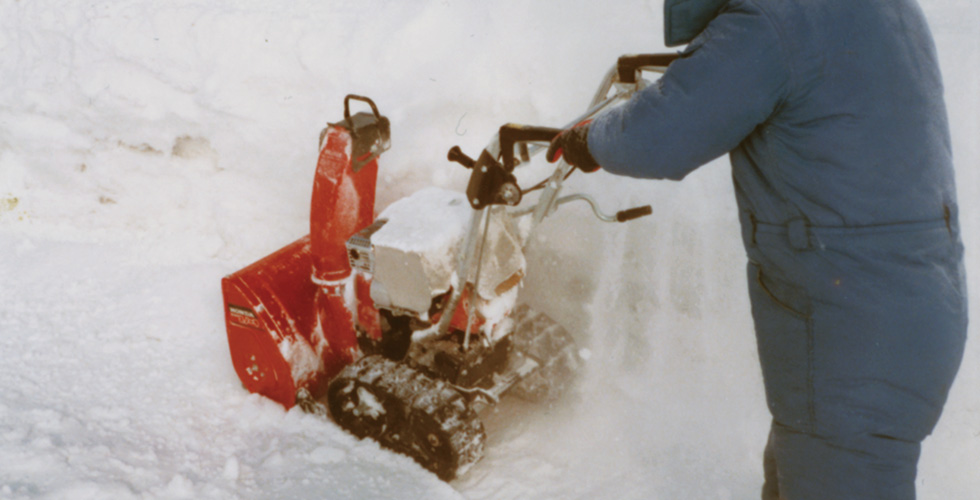 誕生秘話】Honda初の2ステージ除雪機 - Honda除雪機の開拓者たち｜除雪 