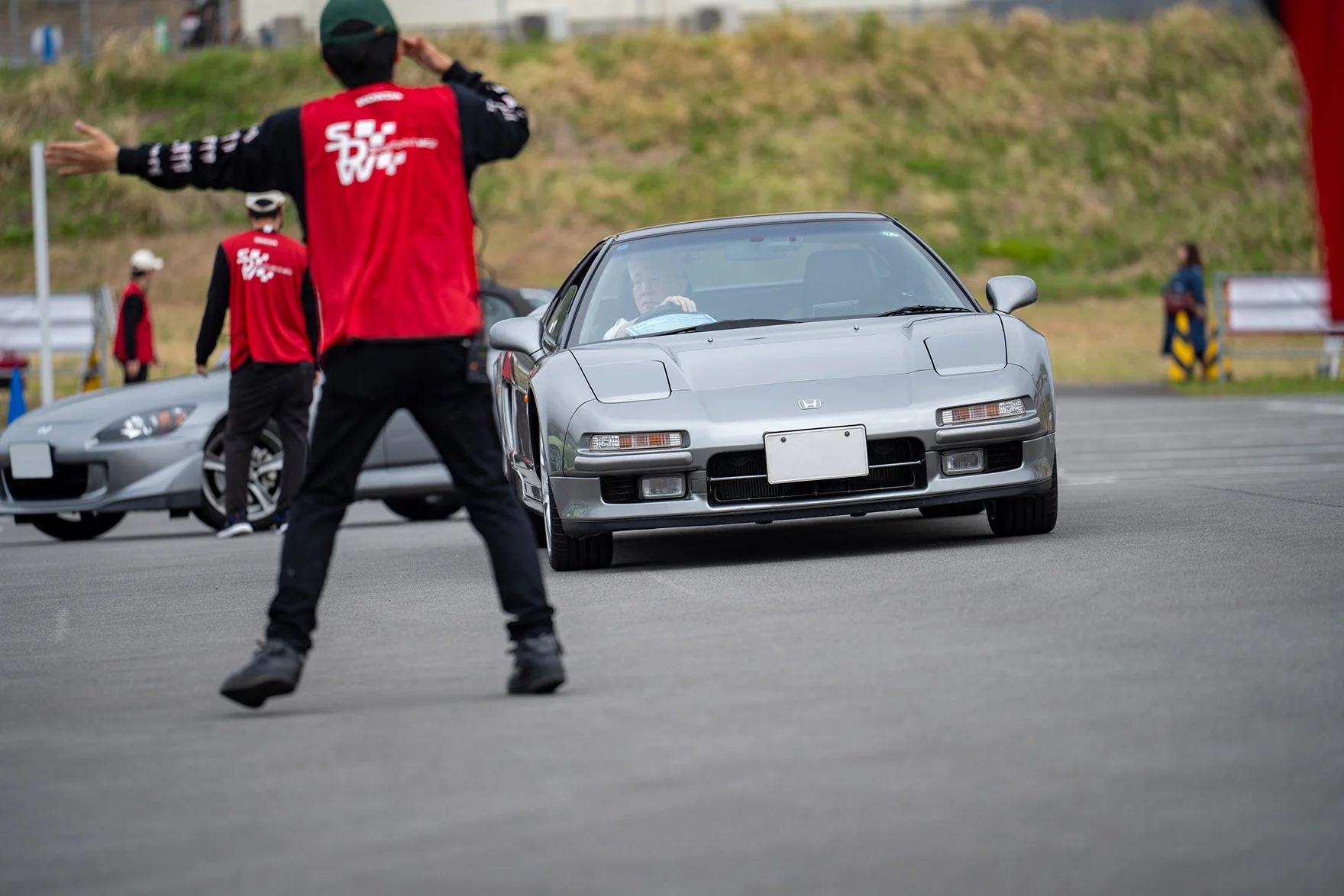 スタッフに誘導されて集まるNSXとS2000