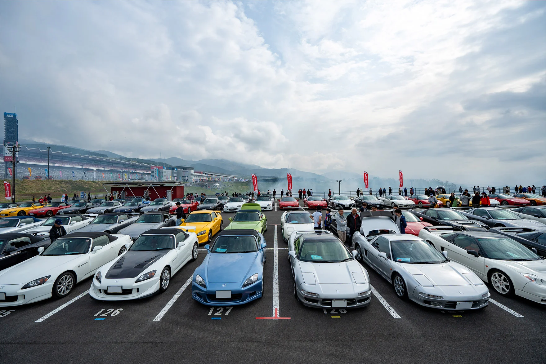 イベント会場に整然と並べられたNSXとS2000