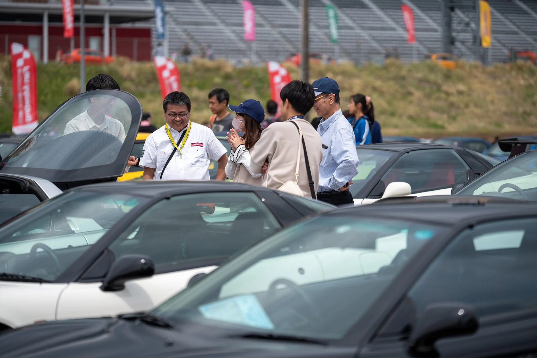 語らいを楽しむNSX、S2000オーナーのみなさま