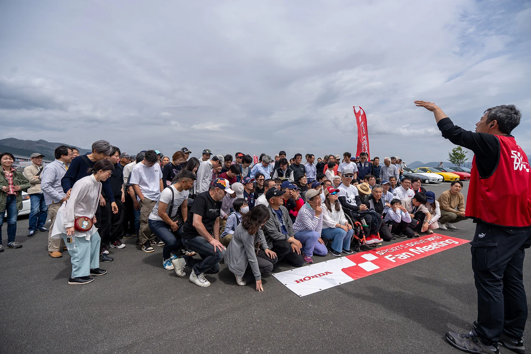 イベントスタッフが笑顔を引き出して記念撮影