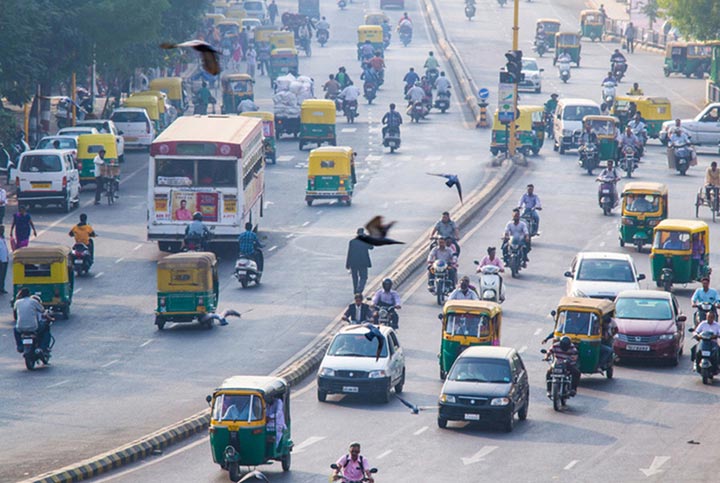 インドでは多くのリキシャが走行し、生活する人々の欠かせない移動手段になっている