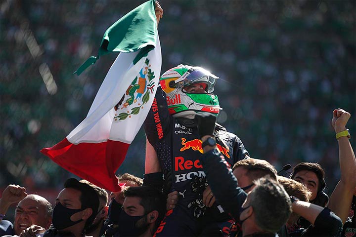 2021年の母国レース・メキシコGPで表彰台に。サーキット全体が熱狂の渦に巻き込まれた