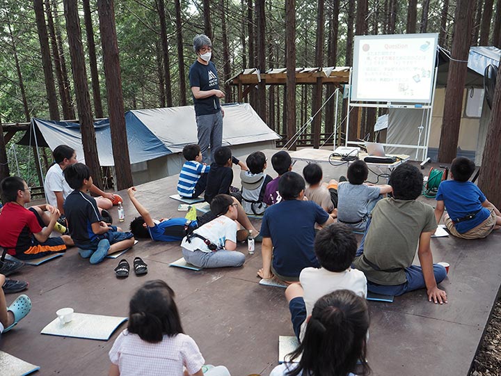 キャンプ開催中、野井さんは子どもたちに「からだの元気大作戦！」をレクチャーする